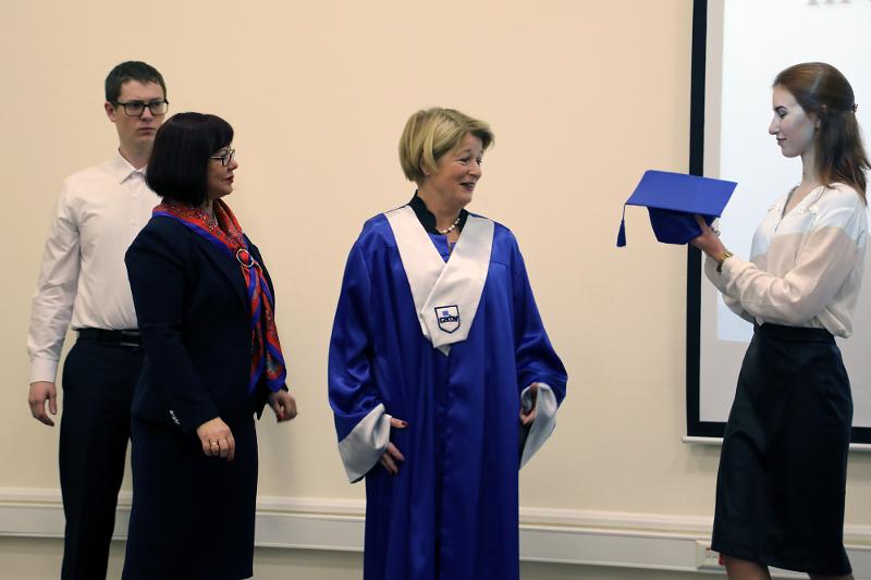 Anne Husebekk under seremonien ved Northern Arctic Federal University, sammen med universitetets rektor Elena Kudryashova.
